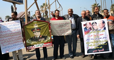 متظاهرون يحتفلون بخطاب الرئيس السيسى فى ميدان القائد إبراهيم بالإسكندرية