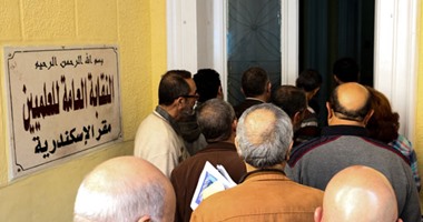 الشرطة تخرج مرشحة وجهت الناخبين من لجنة بانتخابات "العلميين" بالإسكندرية 