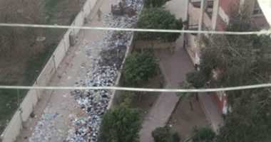 بالصور.. الأهالى يشكون محاصرة القمامة مدرسة عبد الرحمن بن عوف بعين شمس