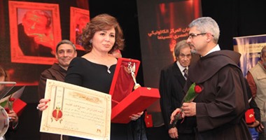 إلهام شاهين باكية أثناء تسلم جائزة ممدوح عبد العليم: زهرة مفتقدة على البدرى