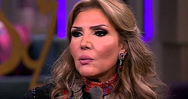 نادية مصطفى تبكى فى الوقفة الاحتجاجية لنقابة الموسيقيين