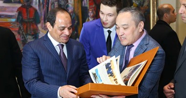 بالصور.. السيسى يزور المتحف الوطني بكازاخستان ويوقع في الكتاب الذهبي ‎