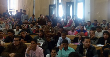 صحافة المواطن: طلاب "زراعة دمنهور" يستغيثون من عدم وجود مقاعد بالمدرجات