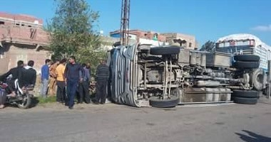 مصرع 2 وإصابة 12 فى انقلاب سيارة على طريق المنشأة جرجا الزراعى بسوهاج