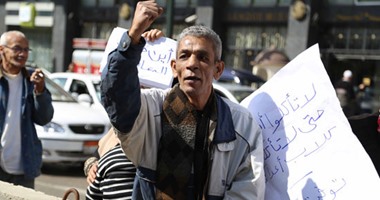 3 من مؤيدى توفيق عكاشة يهتفون له أمام البرلمان: "يا عكاشة يا أسد مصر"