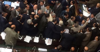 النائب كمال أحمد يدخل قاعة مجلس النواب بعد واقعة ضرب توفيق عكاشة بالحذاء