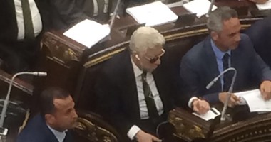 مرتضى منصور بـ"نظارة شمس" و"هيد فون" خلال الجلسة العامة بالبرلمان