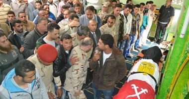 سكرتير المنوفية يقدم واجب العزاء لشهيد انفجار مدرعة سيناء بمسقط رأسه