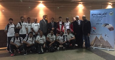 فريق الإمارات للمظلات يصل القاهرة للمشاركة بالبطولة الدولية بالأهرامات