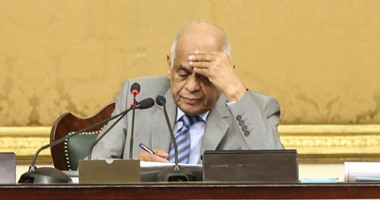 رئيس البرلمان مداعبا إيهاب الخولى: "اقعد فى مكان بعيد عن خالد يوسف"