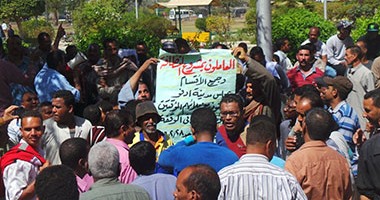 لليوم الثانى.. اعتصام المؤقتين أمام ديوان محافظة أسوان للمطالبة بالتثبيت