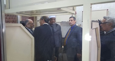 عباس شومان ورئيس جامعة الأزهر يتفقدان معامل وأجهزة كلية الصيدلة 
