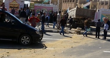 صحافة المواطن.. سيارة نقل تنحرف وتحطم سور مدرسة فى "القاهرة الجديدة"