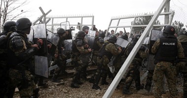 اشتباكات مع الشرطة بمعسكر لاجئين باليونان بعد عمليات ترحيل لاجئين لتركيا