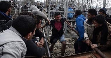 مهاجرون عالقون فى برد بلجراد يتوسلون أوروبا فتح حدودها 