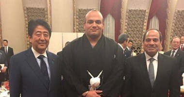 بطل السومو المصرى المحترف فى اليابان يلتقط صورة مع السيسي