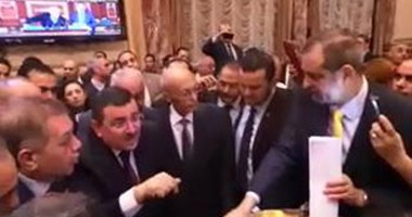 بالفيديو.. مناقشات ساخنة بين النواب المنسحبين ببهو البرلمان بحضور سيف اليزل