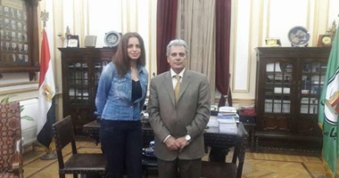 رئيس جامعة القاهرة يتفق مع آمال ماهر لإقامة حفل غنائى 28 مارس