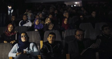 بالصور.. الهلال الأحمر يقيم عرضا لفيلم "Overd Coat" بغزة
