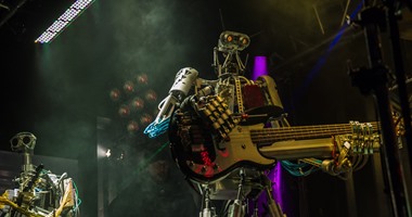 بالصور.. روبوتات متطورة تتفوق على البشر فى العزف والغناء والرقص
