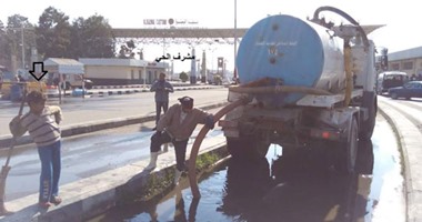 صحافة المواطن.. محافظة بورسعيد تستخدم الأطفال فى تنظيف الشوارع وكسح مياة الصرف