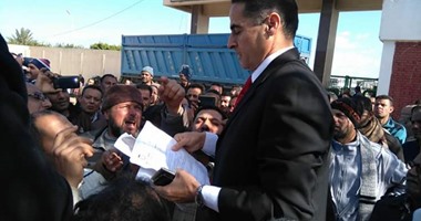 بالصور.. إضراب عمال مصنع الدلتا للسكر بكفر الشيخ للمطالبة بزيادة المكافآت 