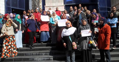 وقفة احتجاجية للمعلمين على سلالم نقابة الصحفيين للمطالبة بإعادة التوزيع الجغرافى