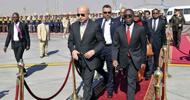 بالصور.. الموسيقى العسكرية تستقبل رئيس وزراء الكونغو لدى وصوله مطار القاهرة