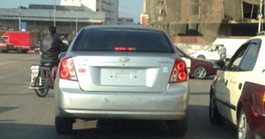 سيارة بدون لوحات معدنية تجوب شارع الهرم