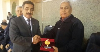 رئيس الاتحاد المصرى لكرة السلة يكرم مدير مدينة الشباب بشرم الشيخ