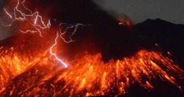 نشاط بركان "تونجوراهوا" فى الإكوادور قاذفًا حمم من فوهته