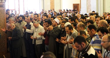 الهلباوى و أسامة الحلو يصلان "الرحمن الرحيم" للصلاة على جثمان نجل حسن البنا