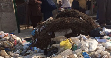 صحافة المواطن..  قارئ يشارك بصورة ترصد تراكم القمامة أمام سور الأزبكية