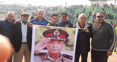 جماهير المصرى تتضامن مع المؤسسة العسكرية برفع صورة طنطاوى