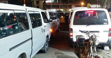 "صحافة المواطن" :  سائقوا السيرفيس يحولون ميدان الساعة بمدينة نصر لموقف عشوائى