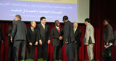 جابر نصار يكرم رئيس وزراء الكونغو بدرع جامعة القاهرة