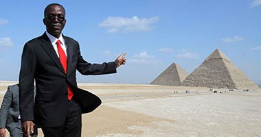 بالصور..رئيس وزراء الكونغو يزور الأهرامات ويؤكد: منبهر بحضارة الفراعنة