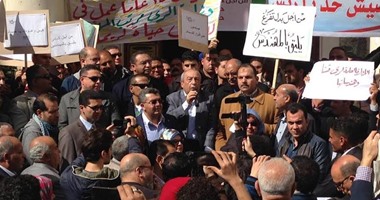 أعضاء "المهندسين" بالإسكندرية يطالبون بالكادر أمام النقابة العامة بالقاهرة