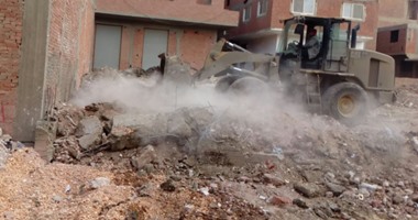 حى العجوزة يزيل عقارًا تحت الإنشاء بأرض اللواء