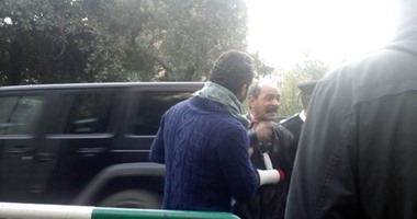 مواطن يشتكى لضابط شرطة من سرقة دراجته خلال مشاركته بوقفة السفارة الإيطالية
