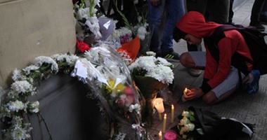 نشطاء يضعون الورود أمام السفارة الإيطالية إهداءً لروح الطالب جوليو روجينى