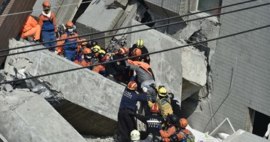عمال الإنقاذ فى تايوان ينتشلون امرأة على قيد الحياة من أنقاض الزلزال