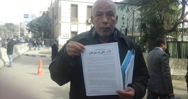 مواطن يوزع رسائل لأعضاء مجلس النواب:"انذار على يد مواطن " لتفعيل الدستور‎