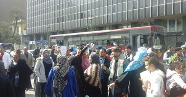 أهالى المهاجرين غير الشرعيين يتظاهرون أمام البرلمان