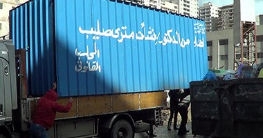 بالصور..رجل أعمال يهدى حى أول المنتزه بالإسكندرية 20 صندوقا لتجميع القمامة