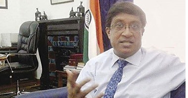 سفير الهند يهدى وزير الثقافة المفكرة الشخصية لـ"طاغور"