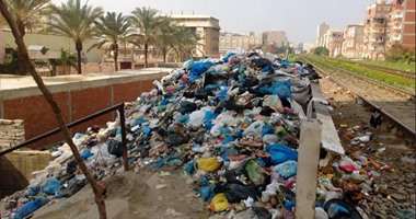 بالصور.. حرق القمامة على شريط السكة الحديد بحجر النواتية فى الإسكندرية