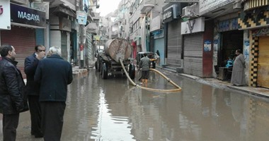 بالصور.. عطل مياه تسبب فى غرق شوارع شبين القناطر