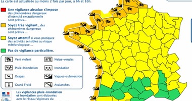 بالصور.. فرنسا ترفع حالة الطوارئ فى 16 مؤسسة حيوية بسبب سوء الأحوال الجوية