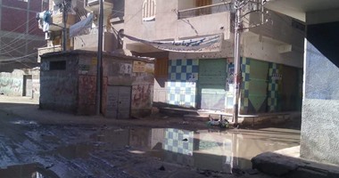 صحافة المواطن.. قارئ يشكو محاصرة مياه الصرف الصحى لـ"كشك كهرباء" فى الشرقية